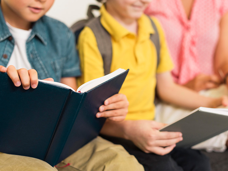 kids-reading-their-lesson